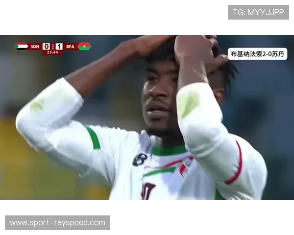 杜埃单刀挑射被门将桑巴没收，巴黎错失扳平良机