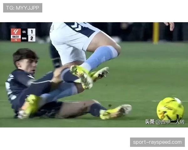 雨战中皮球破裂，裁判暂停比赛更换比赛用球